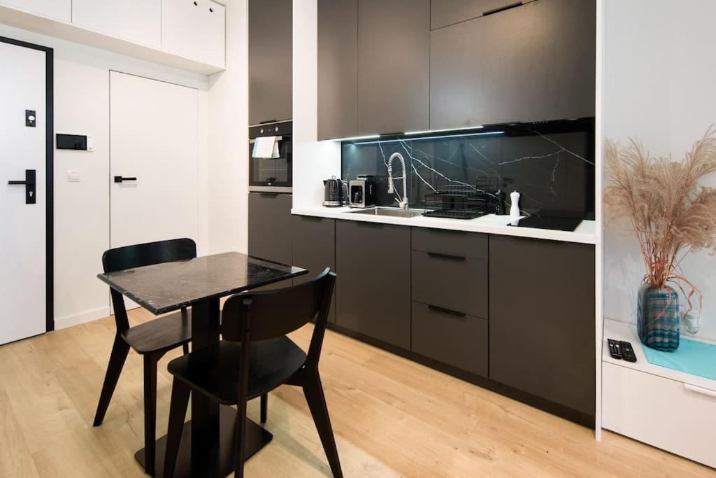 Modern Apt Next To Train Station Краків Екстер'єр фото